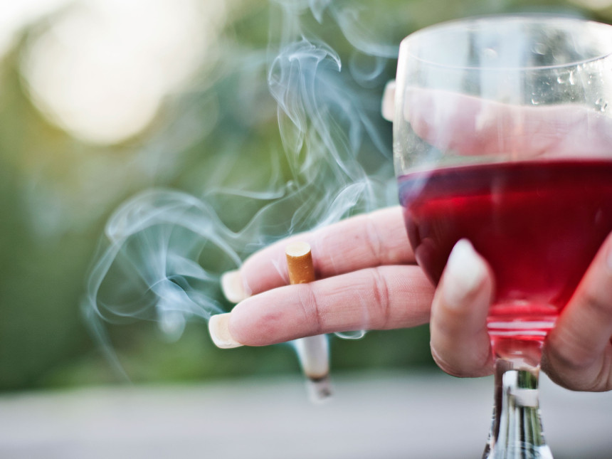 Чаша вина прије цигарета поништава њихово штетно дејство?