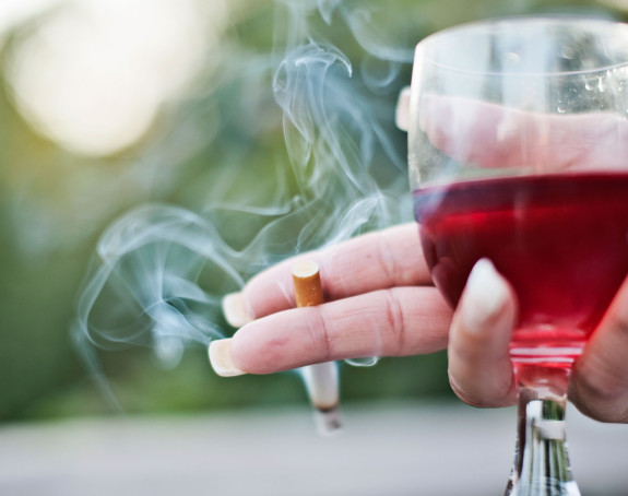 Čaša vina prije cigareta poništava njihovo štetno dejstvo?
