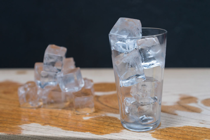 Bakterije i plijesan na kockicama leda