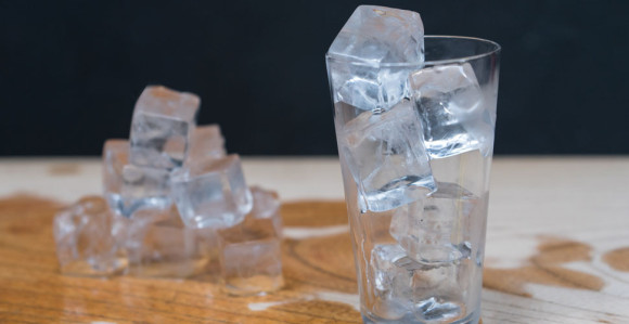 Bakterije i plijesan na kockicama leda