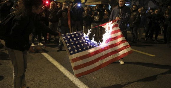 Sukobi u Grčkoj, gori zastava SAD