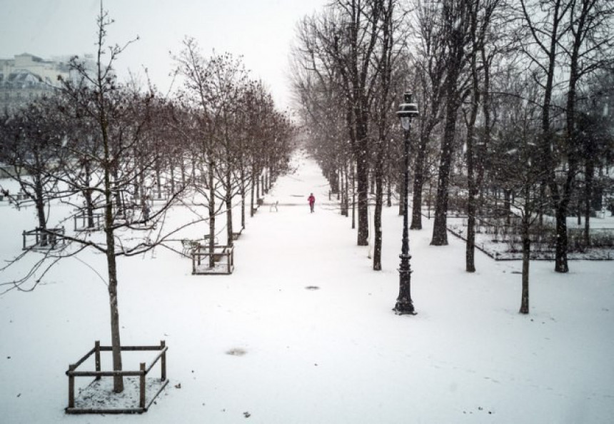Sneg u Francuskoj i dalje pravi probleme