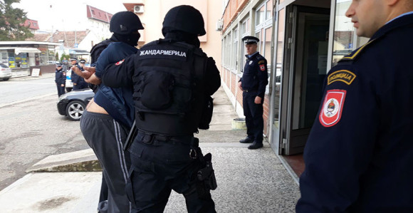 Policajac pušten da se brani sa slobode