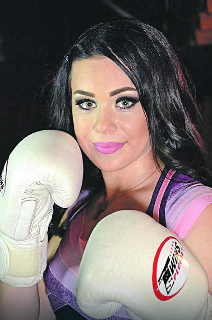 Љепотица у рингу: Нина (19) из Смедерева вицешампионка свијета у боксу!