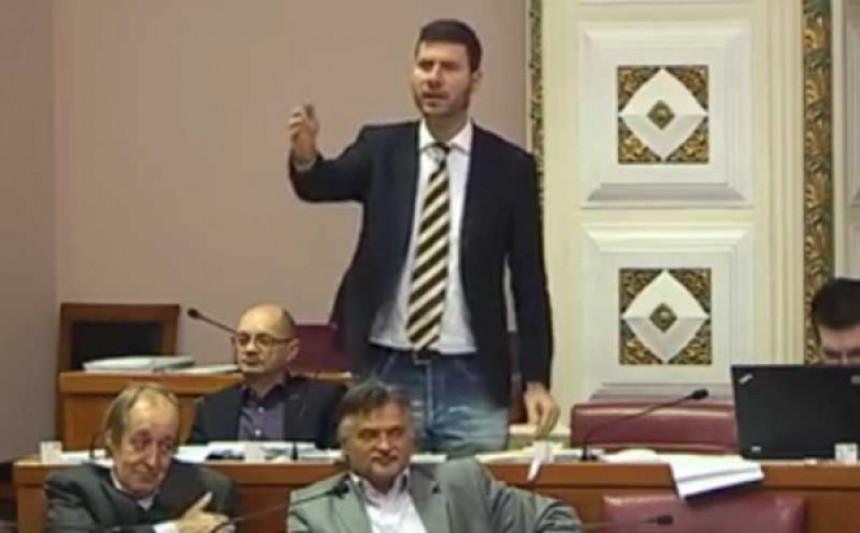 Pernar izbačen sa sjednice Sabora