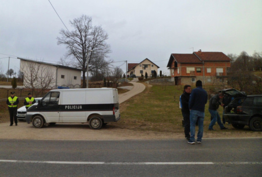 Сјекиром напао полицајце