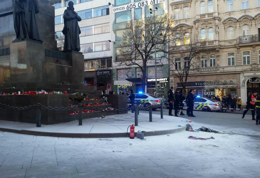 Prag: Muškarac se zapalio na trgu
