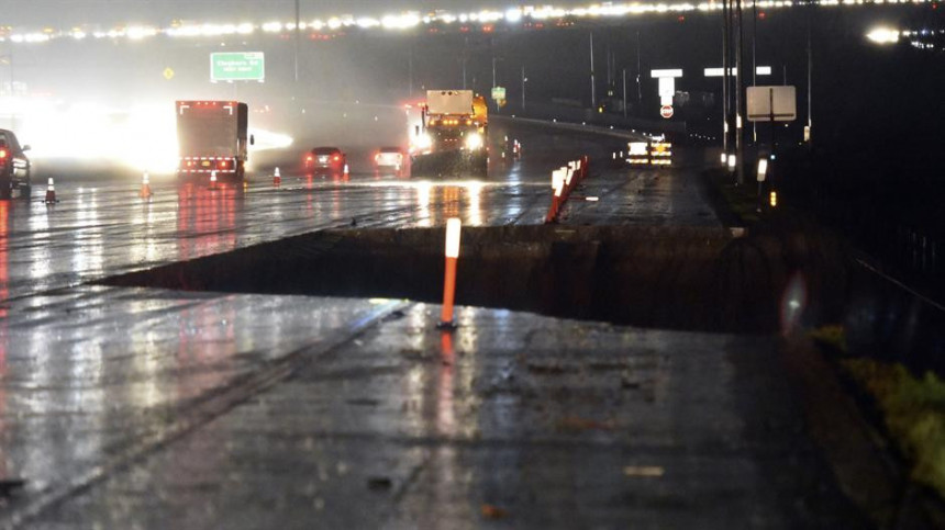 Kalifornija: Potop, rupa guta vozila