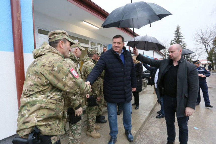 Vojsku su oteli, policiju neće!