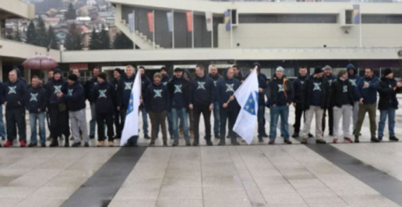 Mladi i zastava tzv. Armije BiH