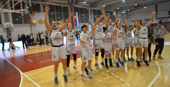 Djevojke Partizana stopama muškaraca - trofej!