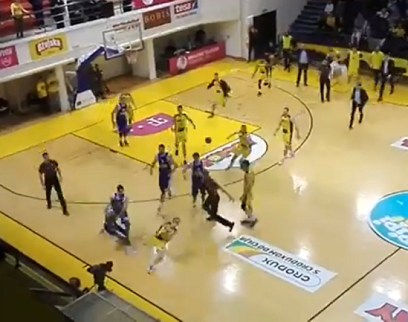 Video - Incident u Splitu: Velika tuča, igralo se 4 na 4!