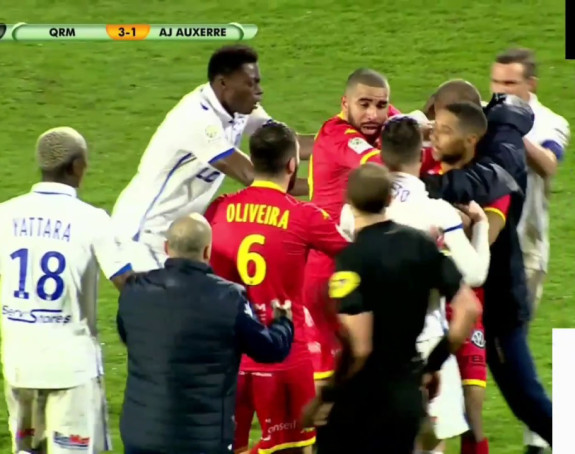Video: Makljaža saigrača usred utakmice!