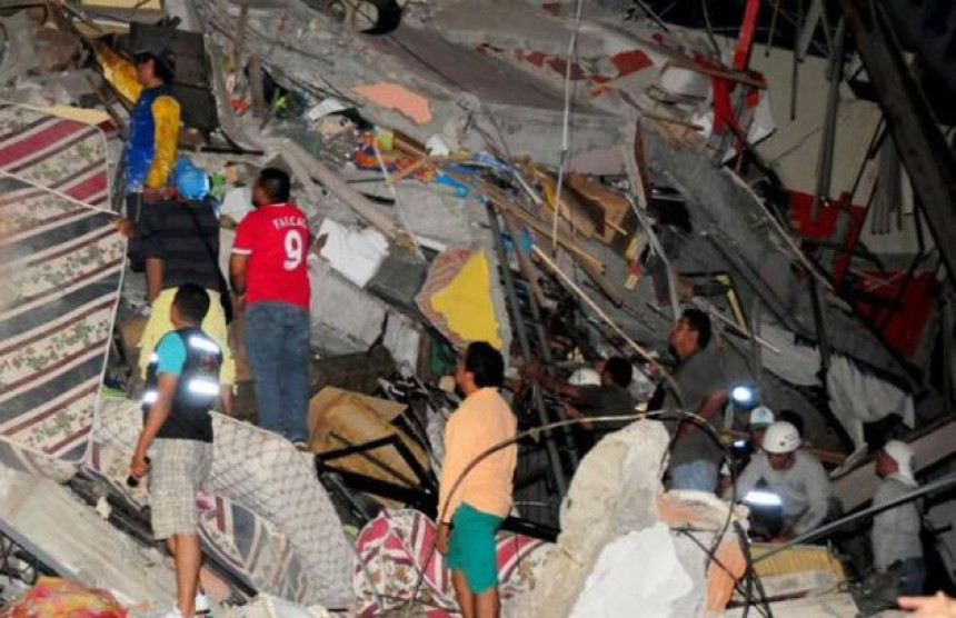 Najmanje 235 osoba stradalo u zemljotresu
