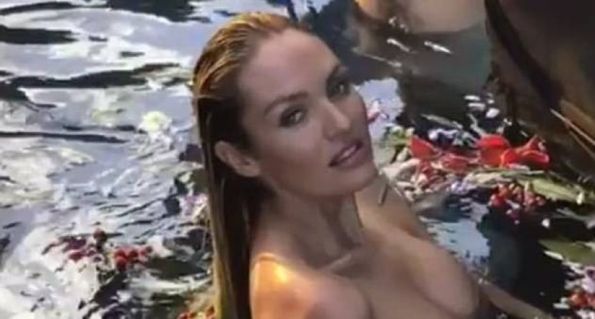 Кендис Сванепол снимила рекламу у базену