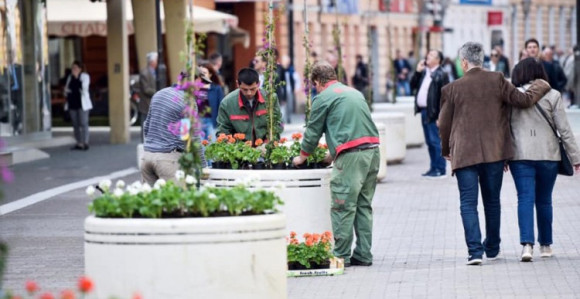Centar Banjaluke ukrašen cvijećem