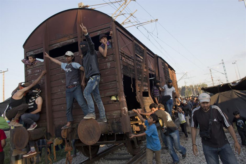 Мигранти вагоном кренули на полицију 
