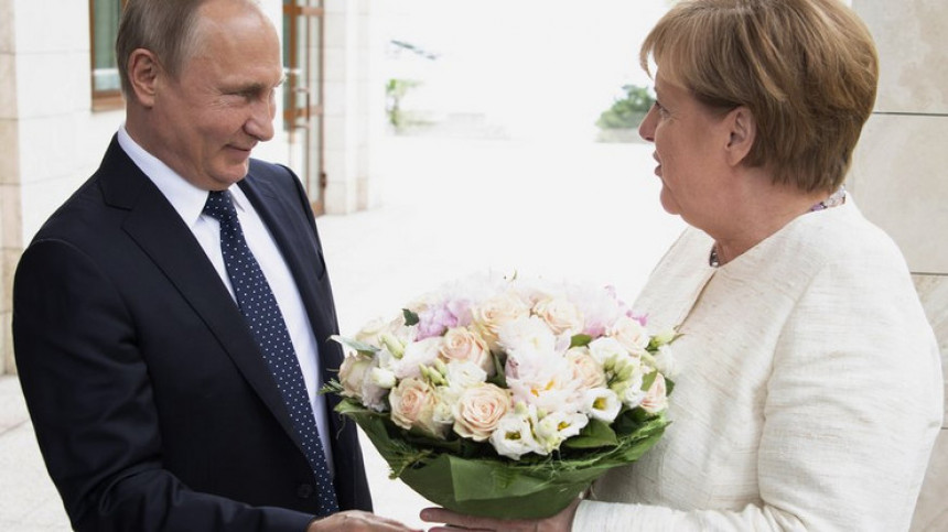 Putin Merkelovu dočekao cvijećem