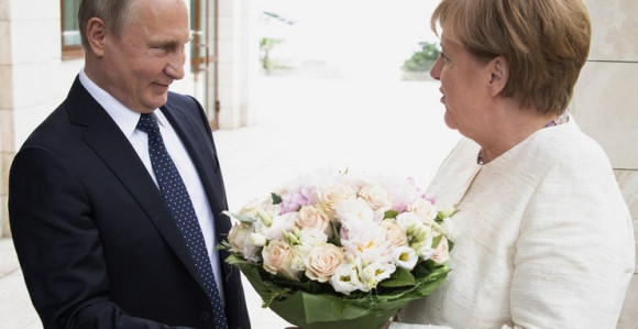 Putin Merkelovu dočekao cvijećem