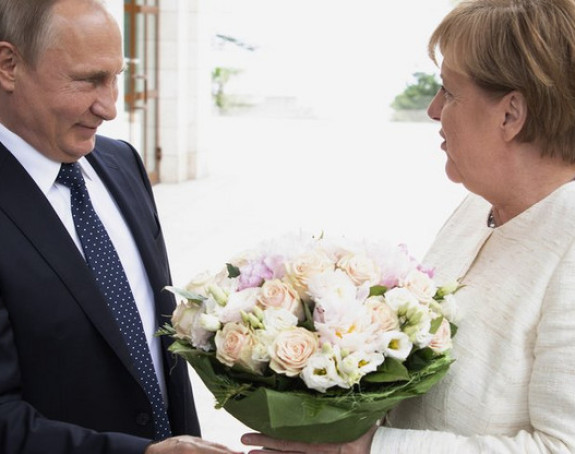 Putin Merkelovu dočekao cvijećem