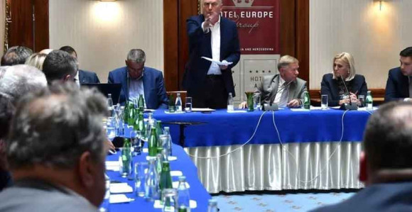 SDP: Sjedili na dvije stolice