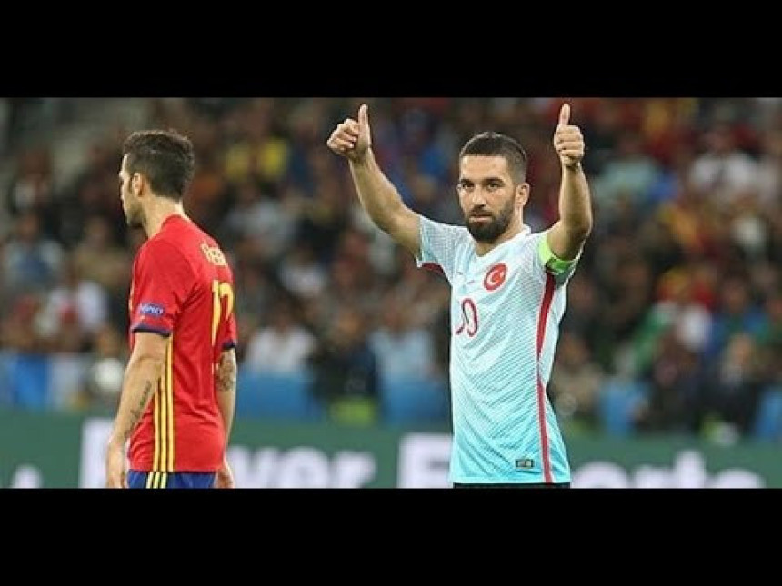 Видео: Туран и навијачи Турске – окршај усред меча!