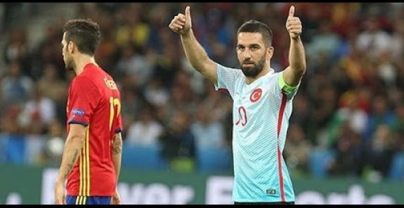 Video: Turan i navijači Turske – okršaj usred meča!
