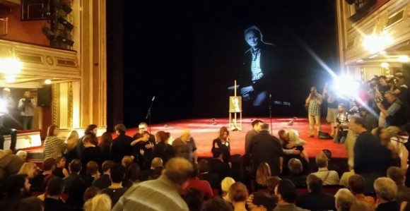 U suzama glumci se oprostili od Mande