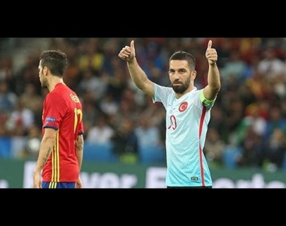 Video: Turan i navijači Turske – okršaj usred meča!