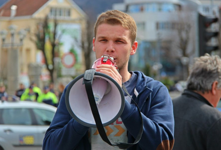 I svatove pozvao u protest