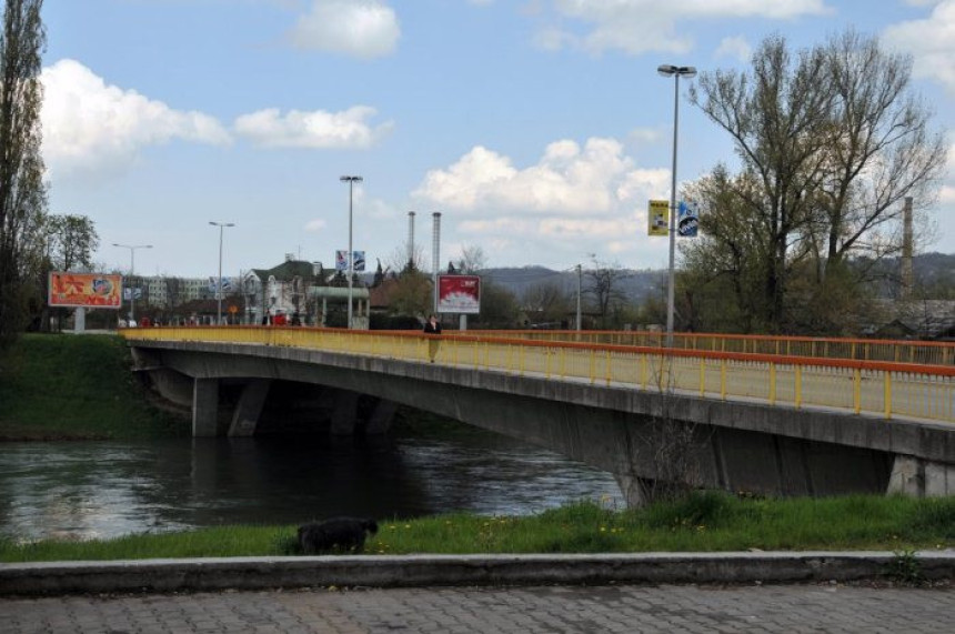 Policija spasila muškarca na mostu