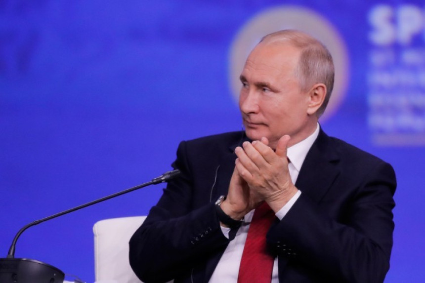 Скоро 700.000 питања за Путина