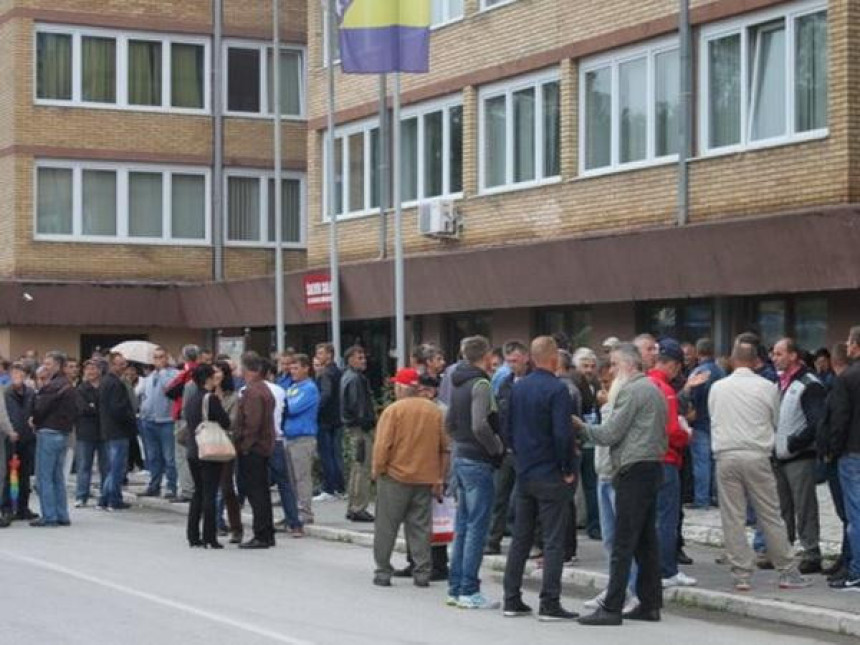 Radnici "Krivaje" blokirali opštinu