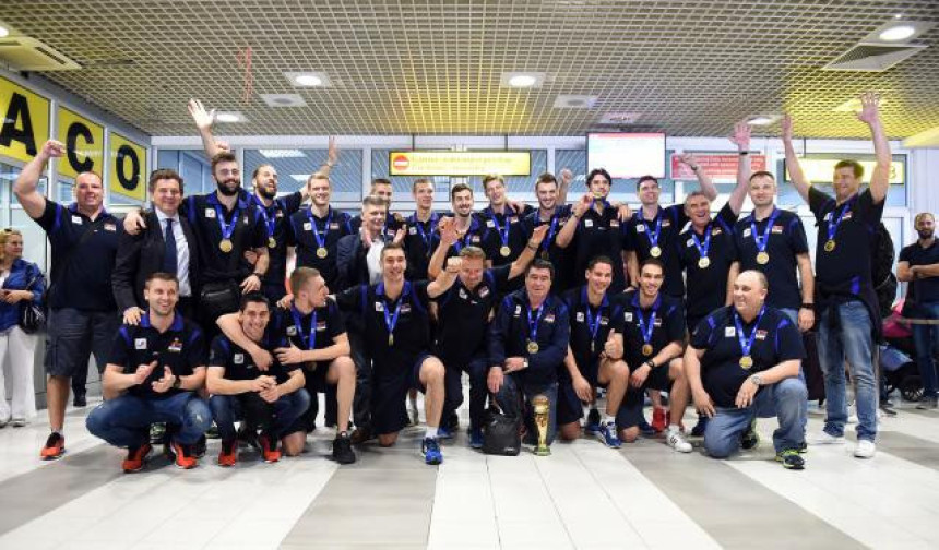 Zlatni odbojkaši u Beogradu: Dominirali smo!