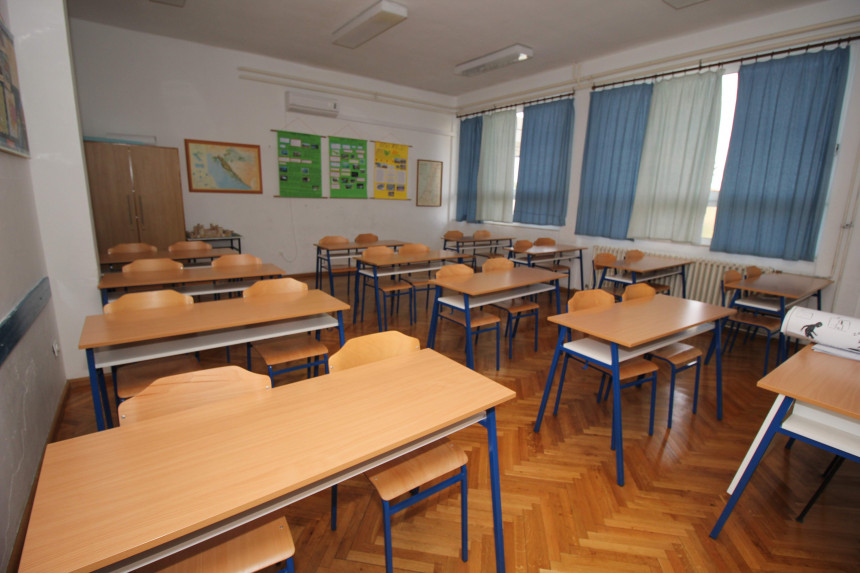 Prazne klupe u školama Srpske