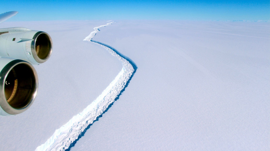 Ледени бријег од билион тона почео да се помјера