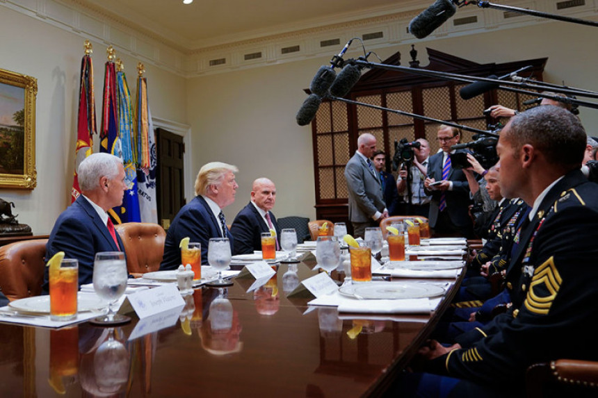 Трамп на ручку са војницима