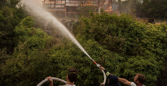 Požar na Luštici ne jenjava