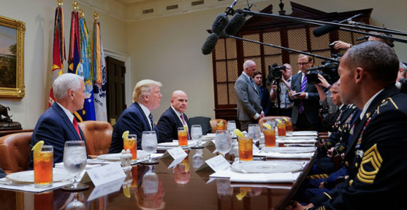 Tramp na ručku sa vojnicima