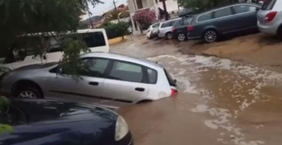 Razrušeni putevi, kola u blatu 