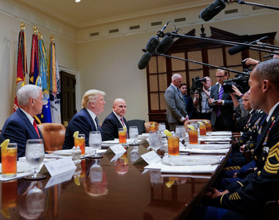 Трамп на ручку са војницима
