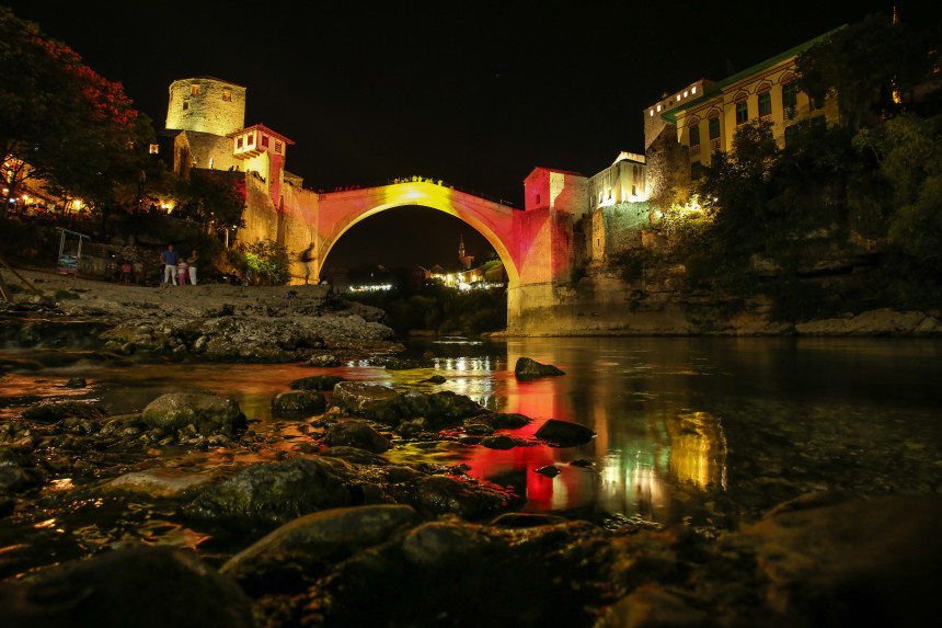 Mostarski most u bojama Španije
