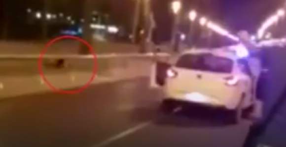 Terorista gleda policajce u oči...