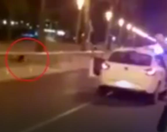 Терориста гледа полицајце у очи...