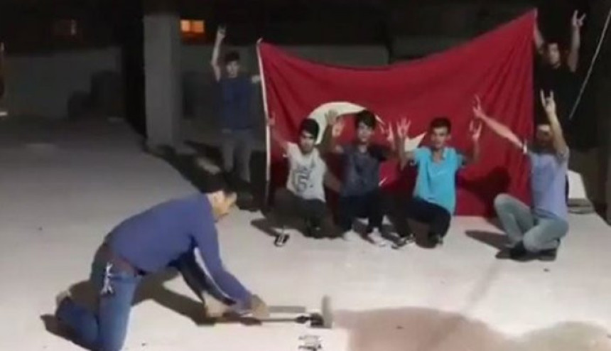 Turci razbijaju "iPhone" čekićem