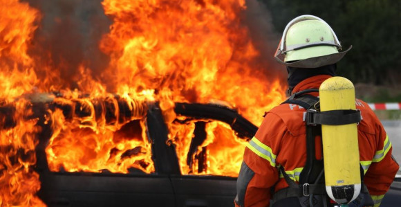 Poslije sudara zapalio vozilo