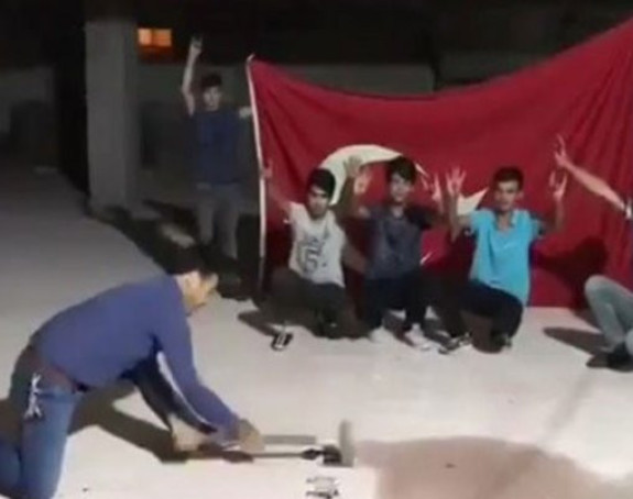 Turci razbijaju "iPhone" čekićem  