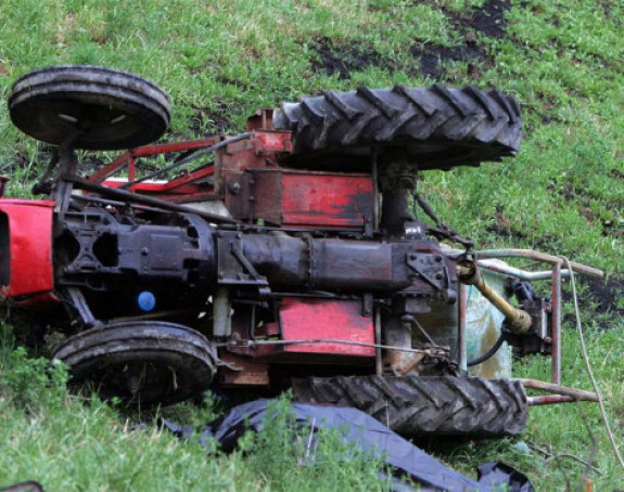 Погинуо возач трактора 