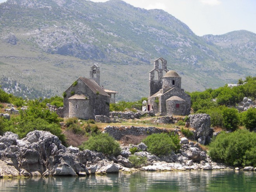 Udar Albanaca na monahinje u manastitu Beška