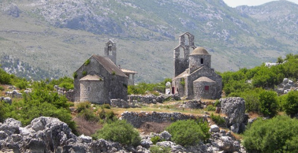 Udar Albanaca na monahinje u manastitu Beška